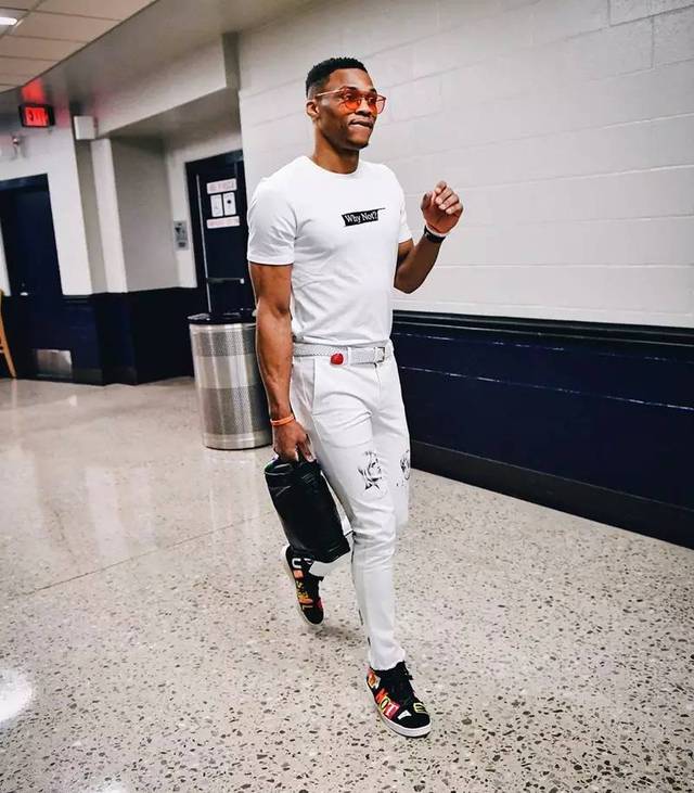 库里尝试用高尔夫球投洞，看起来比他投三分难多了